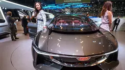 Dua model berpose di samping mobil konsep GFG Style Sybilla selama Geneva International Motor Show ke-88 di Jenewa, Swiss (6/3). Pameran otomotif ini berlangsung dari 8 sampai 18 Maret 2018. (Martial Trezzini / Keystone via AP)