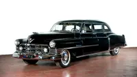  Cadillac Fleetwood 75 milik Evita Peron mengusung mesin V8 berkapasitas 5,4 liter.