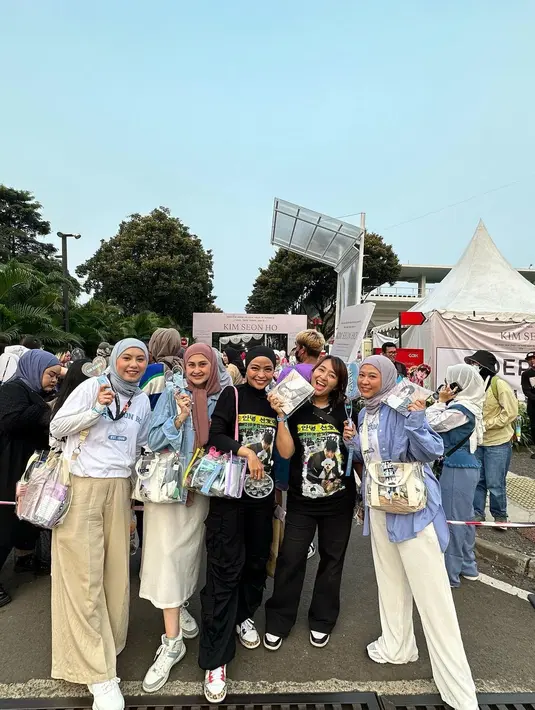 "Ada yang masih belum move on dari kedatangan bebeb ga sik? 2 hari ini senyum2 sendiri, ga mau ngapa2in di rumah kerjaannya cuma cek sosmed," tulisnya. (Foto: Instagram/ tantrisyalindri)