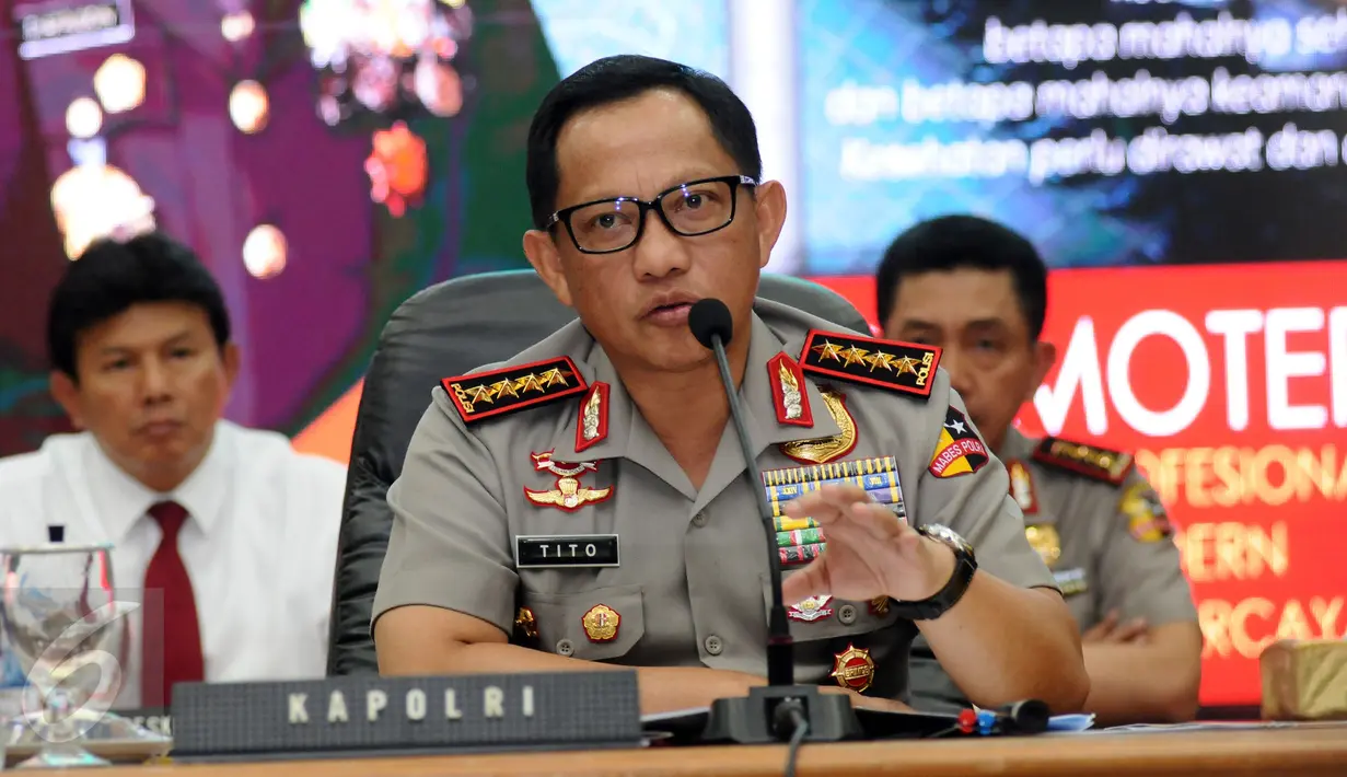 Kapolri Jenderal Pol Tito Karnavian (tengah) memberikan keterangan akhir tahun 2016 di Mabes Polri, Jakarta, Rabu (28/12). Kapolri memaparkan sejumlah capaian program dan kinerja serta anggaran selama tahun 2016. (Liputan6.com/Helmi Fithriansyah)