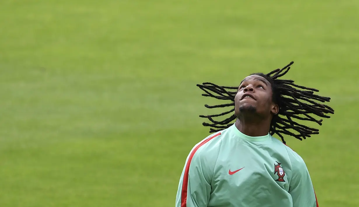 Pemain Portual, Renato Sanches menanti bola yang melewatinya pada sesi latihan di Marcoussis, outskirts,  Paris, (5/7/ 2016), Portugal akan menghadapi Wales pada semifinal Piala Eropa 2016. (AFP/Francisco Leong)