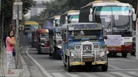 Deretan mobil Jeepney terjebak di antara kemacetan yang terjadi di Manila, Filipina, Jumat (22/11/2019). Jeepney merupakan transportasi umum paling populer dan sudah menjadi ikon di Filipina. (Bola.com/M Iqbal Ichsan)