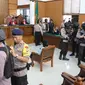 Terdakwa kasus terorisme, Aman Abdurrahman dengan pengawalan ketat mendengarkan pembacaan vonis di PN Jakarta Selatan, Jumat (22/6). Aman Abdurrahman berpikir untuk mengajukan banding setelah divonis mati oleh hakim PN Jaksel. (Liputan6.com/Angga Yuniar)