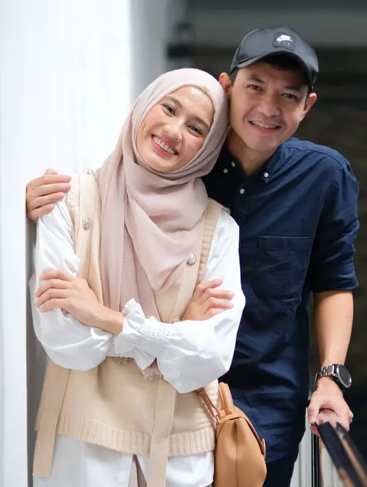 Bintang sinetron Dude Harlino mendapatkan kesempatan naik haji pada tahun 2019 silam. Suami Alyssa Soebandono itu mendapat undangan dari perwakilan kerajaan Arab Saudi. Ia hanya sendiri tak didampingi istri karena tidak ada rencana. [Instagram/dude2harlino]