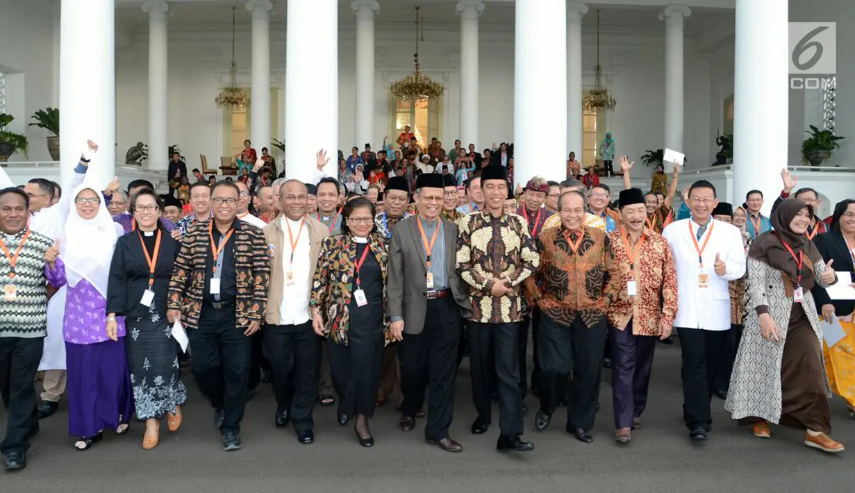 Presiden Jokowi berpose dengan para pemuka agama usai bersilaturahmi di Bogor, Jawa Barat, Sabtu (10/2). Jokowi juga terus mengingatkan nikmatnya kerukunan. (Liputan6.com/Pool/Biro Setpres)
