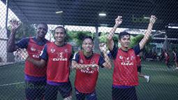Abdoulaye Maiga, Rohit Chand dan pemain T-Team berfoto usai berlatih di Lapangan Futsal Extreme Park Ipoh, Perak, Malaysia, Jumat (29/01/2016). (Bola.com/Nicklas Hanoatubun)