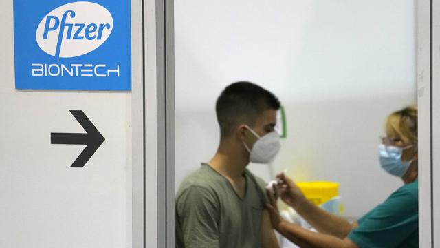 Serbia Mulai Berikan Vaksin COVID-19 Dosis Ketiga