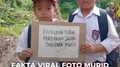 Viral foto pelajar SDN Sukamukti di Kampung Babakan, Sukabumi, yang berdiri di jalan berlumpur sambil membawa poster bertuliskan "Kami butuh perbaikan jalan daripada MBG!" menjadi simbol protes atas akses rusak yang tak kunjung diperbaiki. Jalan sepanjang sekitar 100 meter yang terdampak longsor ...