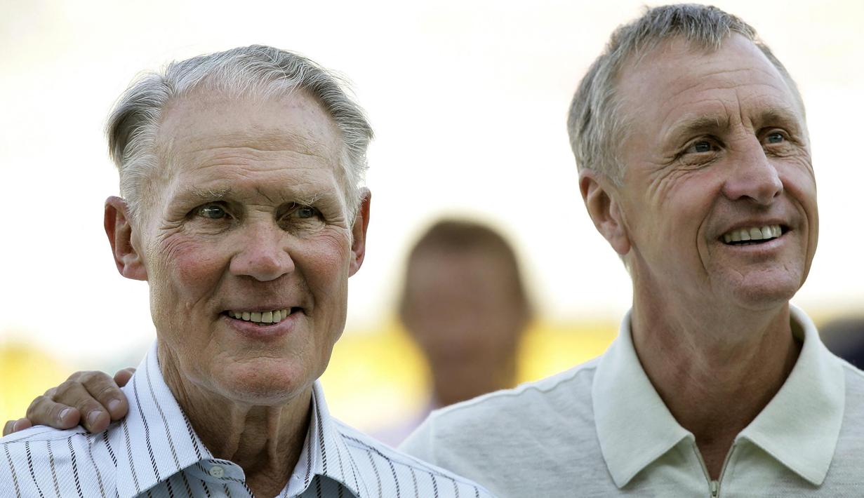 Rinus Michels (kiri). Eks pelatih yang wafat pada 3 Maret 2005 di usia 77 tahun ini merupakan pelatih pertama asal Belanda yang mampu meraih trofi Piala Champions sebagai cikal bakal Liga Champions. Ia meraihnya di musim terakhir pada periode pertamanya membesut Ajax Amsterdam pada musim 1970/1971 usai mengalahkan Panathinaikos 2-0 di partai final. Total ia menukangi Ajax selama 6 tahun di periode pertamanya, mulai 1965 hingga 1971. (AFP/ANP/Robert Vos)