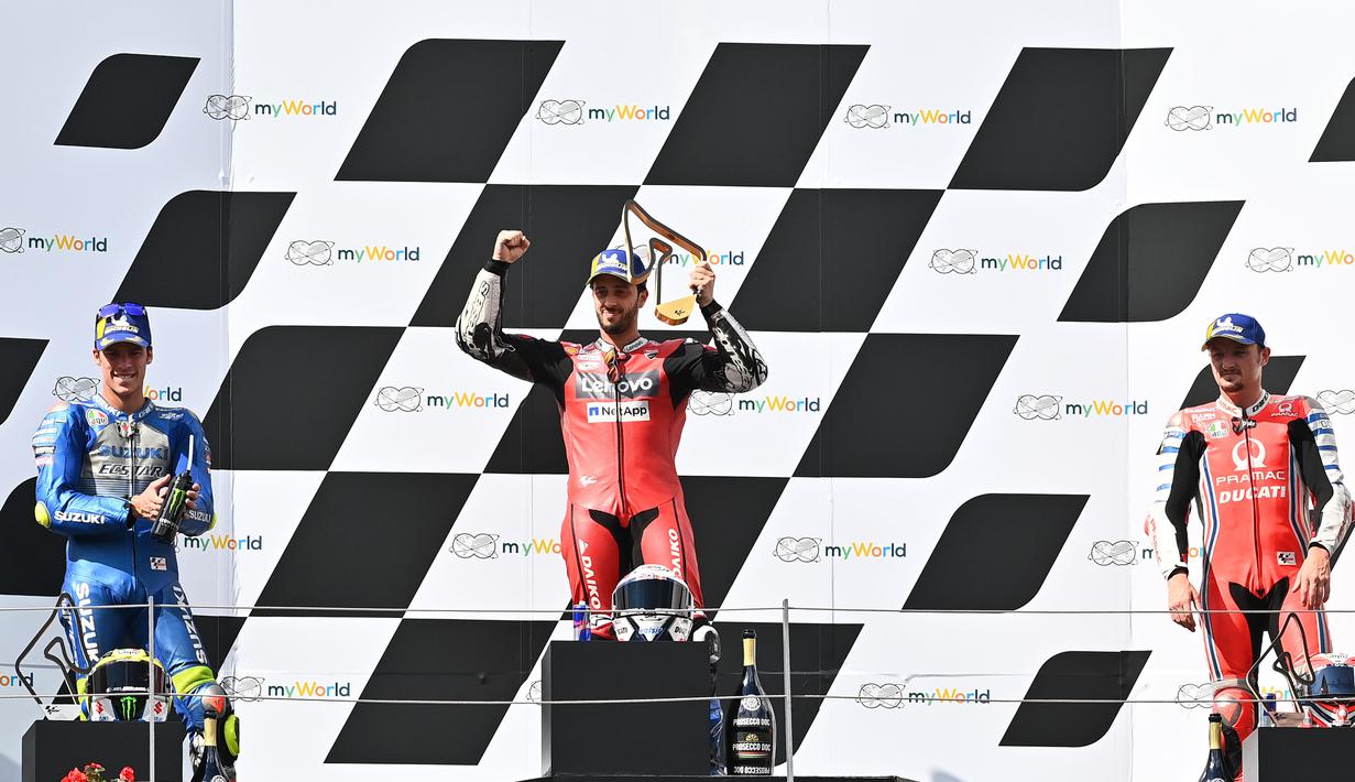 Pembalap Ducati, Andrea Dovizioso, melakukan selebrasi usai menjuarai balapan MotoGP Austria di Sirkuit Red Bull Ring, Minggu (16/8/2020). Dovizioso finis pertama dengan catatan waktu 28 menit 20,853 detik. (AFP/Joe Klamar)