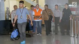 Asisten Bidang Tindak Pidana Umum (Aspidum) Kejati DKI Jakarta, Agus Winoto (rompi oranye) digiring petugas usai menjalani pemeriksaan terkait OTT kasus dugaan suap di Gedung KPK, Jakarta, Sabtu (29/6/2019). Agus Winoto ditahan di Rutan KPK cabang Guntur. (Liputan6.com/Helmi Fithriansyah)