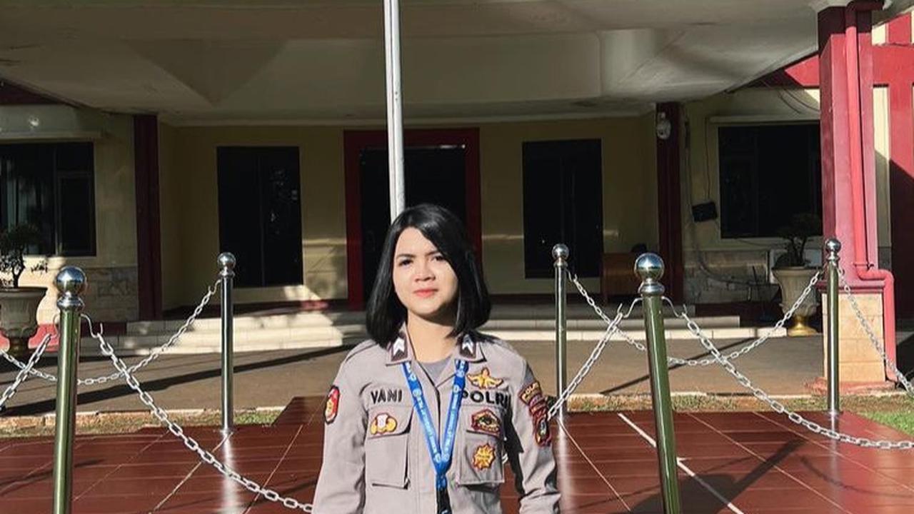 Bripda Vani nampaknya baru saja menyelesaikan Sekolah Bahasa Kepolisian Negara.