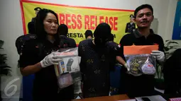 Kasat Resnarkoba Kompol Sugeng Riyadi (kanan) menunjukan barang bukti saat gelar perkara kasus Narkoba di Polresta Yogyakarta, (3/3/16).Pada gelar perkara tersebut , terjaring 6 orang tersangka.(Boy Harjanto)