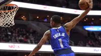 Guard Dallas Mavericks, Dennis Smith Jr melakukan slam dunk pada laga NBA 2017-2018 melawan Washington Wizards di Capital One Arena, Selasa (7/11/2017) atau Rabu (8/11/2017) WIB. (AP Photo/Nick Wass)