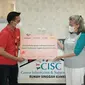 SheHacks 2021 menyalurkan donasi program kolaborasi 'Shop-for-aCause' untuk membantu wanita melawan kanker serviks (Dok Indosat Ooredoo)