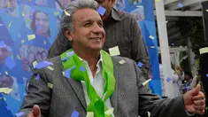 Lenin Moreno merayakan kemenangannya dalam pemilihan presiden Ekuador, di posko pemenangan Moreno di Quito, Ekuador, Selasa (4/4). Data otoritas pemilu setempat menunjukkan Moreno meraih suara sekira 51 persen. (AP Photo / Dolores Ochoa)