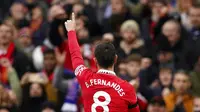 Pemain Manchester United (MU), Bruno Fernandes, merayakan gol yang dicetaknya ke gawang Crystal Palace dalam lanjutan Liga Inggris 2022/2023, Sabtu (5/2/2023) malam WIB. (AP Photo/Dave Thompson)