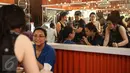 Para pemilik sibuk melayani pengunjung di Warung Bakso Djingkrak Sunter, Jakarta, Kamis (28/4). Warung bakso ini sempat menjadi perbincangan dunia maya lantaran ada wanita-wanita seksi yang ikut melayani pelanggan (Liputan6.com/Faizal Fanani)