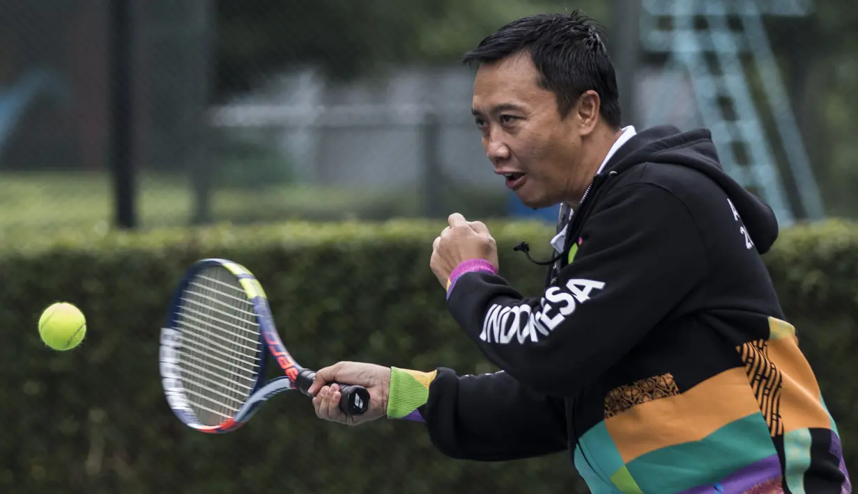 Menpora Imam Nahrawi berusaha memukul bola saat bermain dengan atlet tenis Indonesia di Hotel Sultan, Jakarta, Kamis (24/5/2018). Menpora datang memantau persiapan pelatnas tenis jelang Asian Games 2018. (Bola.com/Vitalis Yogi Trisna)