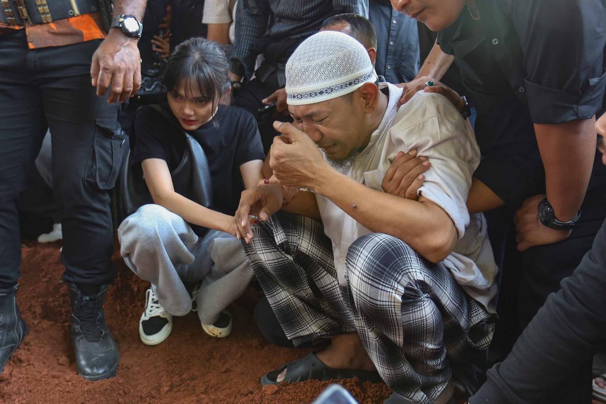 Tangis Haru Iringi Pemakaman Mpok Alpa, Komedian Ceria yang Berjuang Diam-Diam Lawan Kanker