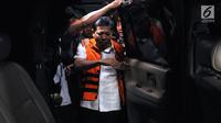 Ketua DPR Setya Novanto naik mobil tahanan usai menjalani pemeriksaan di gedung KPK, Jakarta, Kamis (23/11). Setnov diperiksa untuk dua kasus berbeda, kasus dugaan korupsi pengadaan e-KTP dan kecelakaan yang dialaminya. (Liputan6.com/Helmi Fithriansyah)