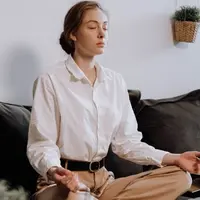 Tidak harus menyediakan waktu berjam-jam, latihan mindfulness dapat dimulai dalam lima menit. Simak cara sederhana untuk membantu diri kembali fokus dan menghadapi pekerjaan dengan lebih tenang. (Foto/Dok: Pexels)