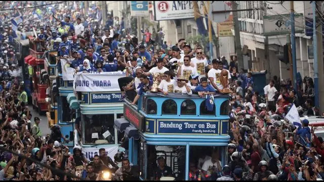 Tim Persib Bandung merayakan kemenangan mereka di Piala Presiden 2015 dengan melakukan konvoi keliling kota menaiki Bandung Tour on The Bus atau populer dengan sebutan Bandros pada hari Minggu (25/10/2015).