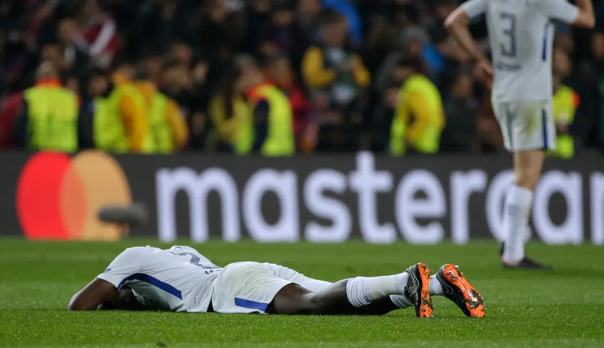 Pemain Chelsea, Antonio Ruediger tertelungkup di lapangan seusai kalah atas Barcelona pada leg kedua babak 16 besar Liga Champions 2017-2018 di Stadion Camp Nou, Rabu (14/3). Chelsea terhenti pada babak 16 besar Liga Champions. (AP/Emilio Morenatti)