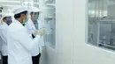 Presiden Joko Widodo atau Jokowi (kanan) meninjau fasilitas produksi dan pengemasan di PT Bio Farma, Bandung, Jawa Barat Selasa (11/8/2020).  Jokowi menggunakan pakaian lengkap penelitian untuk melihat Laboratorium Bio Farma. (Foto: Biro Pers Kepresidenan)