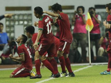Pemain Indonesia U-19 merayakan gol yang dicetak oleh Saddil Ramdani ke gawang Thailand pada laga persahabatan di Stadion Wibawa Mukti, Cikarang, Minggu (8/10/2017). Indonesia menang 3-0 atas Thailand. (Bola.com/M Iqbal Ichsan)