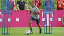 Gelandang Bayern Munchen, Thiago Alcantara mengikuti sesi latihan tim selama kamp musim dingin tim di ibu kota Qatar, Doha, pada 5 Januari 2020. Thiago meraih total 16 gelar juara. Dia mencatatkan 235 kali penampilan bersama Bayern, dengan menyumbang 31 gol dan 35 assist. (AFP/Karim Jaafar)