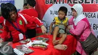 Seorang anak saat mengikuti pengobatan dan sunatan masal gratis di Jakarta, Sabtu (23/7). Acara ini memperingati HUT ke-70 Bhayangkara dengan menggelar pengobtan gratis, sunatan masal, donor darah dan periksa gigi gratis. (Liputan6.com/Angga Yuniar)