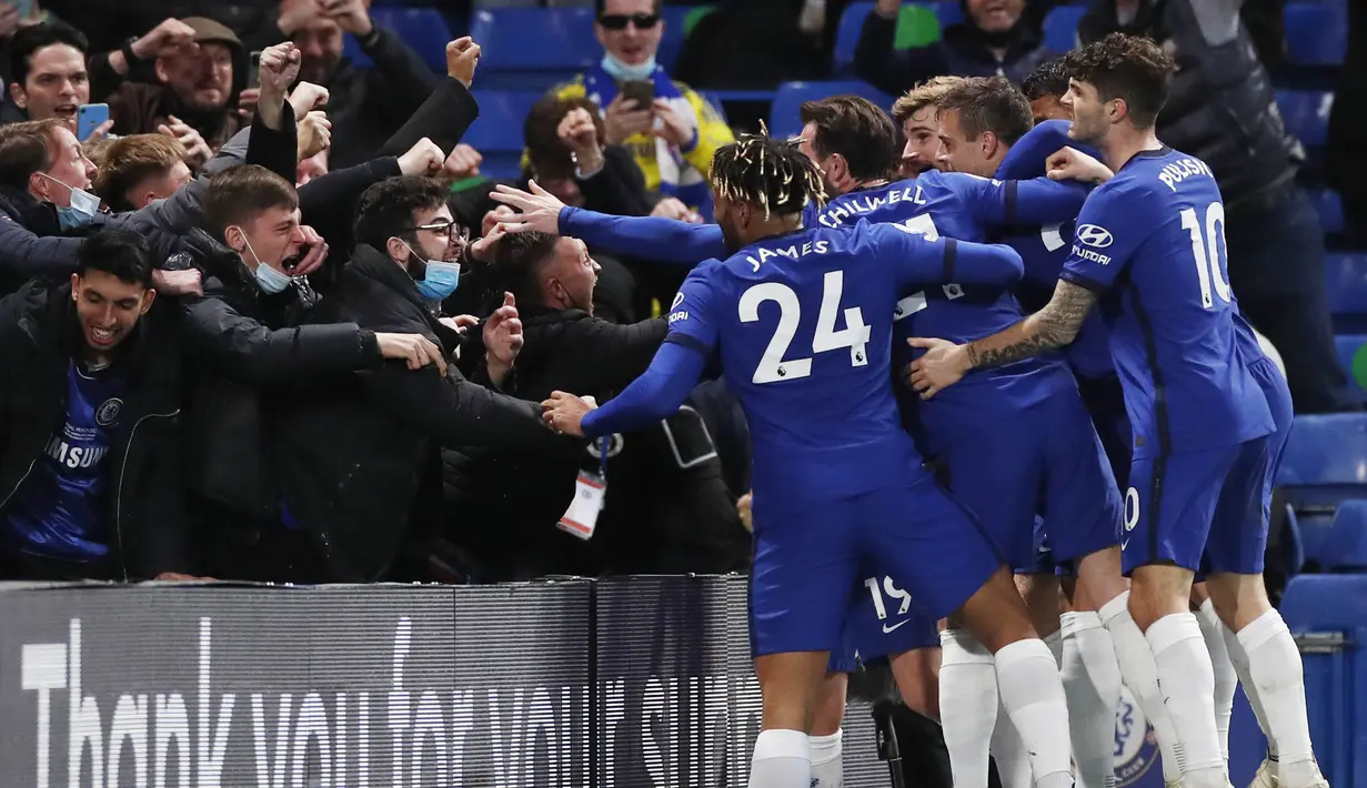Para pemain Chelsea merayakan gol ke gawang Leicester City pada laga Liga Inggris di Stadion Stamford Bridge, Rabu (19/5/2021). Chelsea menang dengan skor 2-1. (Peter Cziiborra/Pool via AP)