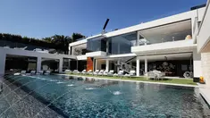Suasana kolam renang di rumah mewah di kawasan Bel-Air, Los Angeles,AS (26/1). Rumah seharga 20 juta dolar Amerika atau 3,33 triliun rupiah ini merupakan rumah termahal yang terdaftar di Amerika Serikat. (AP/Jae C. Hong)