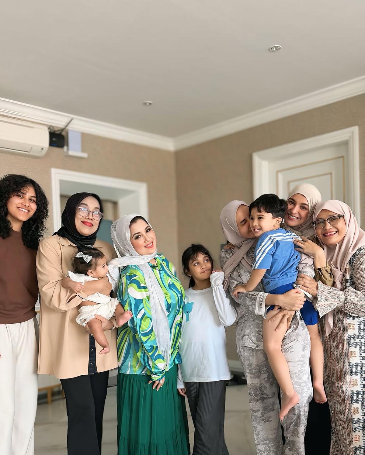 Potret Baby Humaira Anak Zaskia Sungkar dan Irwansyah Pakai Jepit Rambut Pita saat Kumpul Keluarga
