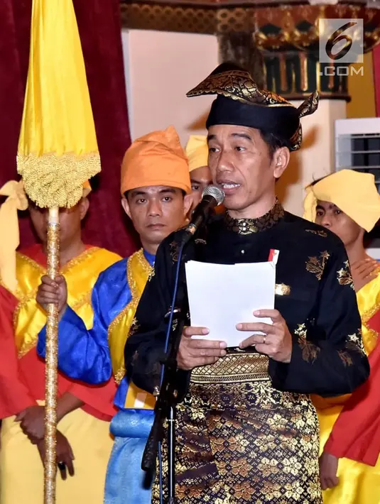 Presiden Joko Widodo memberi sambutan saat menerima gelar Tuanku Sri Indera Utama Junjungan Negeri dari Kesultanan Deli di Istana Maimoon, Minggu (6/10). Gelar adat ini merupakan gelar bangsawan tertinggi di Kesultanan Deli. (Liputan6.com/HO/Biropers)