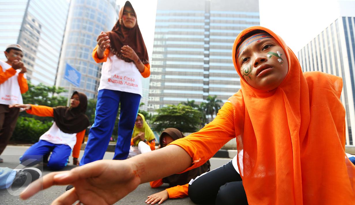 Sejumlah anak-anak dari rumah belajar dan berkarya Rumah Amalia melakukan pementasan teater dikawasan Jalan Sudirman pada Hari Bebas Kendaraan Bermotor (HBKB) atau Car Free Day (CFD) di Jakarta, Minggu (5/3). (Liputan6.com/Helmi Afandi)