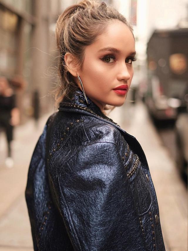 [Bintang] Cinta Laura