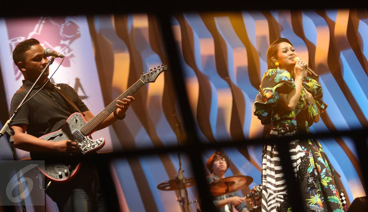 Penyanyi Andien tampil di panggung Java Jazz Festival (JJF) 2017, JIExpo Kemayoran, Jakarta Pusat, Jumat (3/3). Dalam penampilannya ini, Andien berduet dengan penyanyi Tulus. (Liputan6.com/Immanuel Antonius)