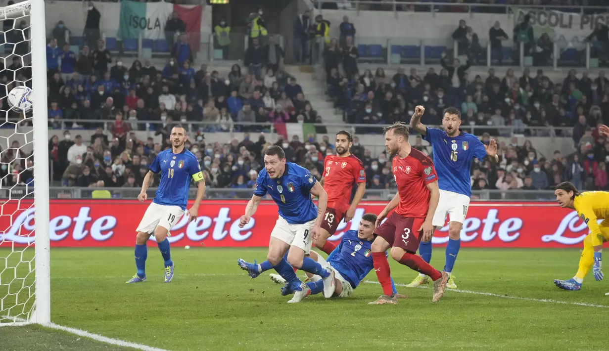 Bek Italia, Giovanni Di Lorenzo (tengah) saat mencetak gol ke gawang Swiss  selama pertandingan Grup C kualifikasi Piala Dunia 2022 di stadion Olimpiade Roma, Sabtu (13/11/2021). Italia bermain imbang atas Swiss 1-1.  (AP Photo/Gregorio Borgia)