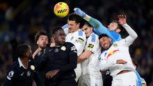 Sejumlah pemain Chelsea (kiri) dan pemain Leeds United berduel udara dalam laga lanjutan Liga Inggris 2025/2026 di Elland Road, Leeds, Inggris, Rabu (03/12/2025). (AP Photo/PA/Mike Egerton)