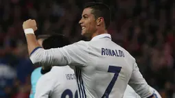 Cristiano Ronaldo meluapkan ekspresi usai mencetak gol kegawang Atletico Madrid pada Liga La Liga Spanyol di Vicente Calderon Stadium, Madrid, Spanyol, (19/11). Kini Ronaldo dijagokan merebut gelar pemain terbaik dunia tahun ini. (Reuters/Sergio Perez)