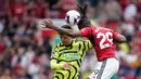 Arsenal unggul satu poin dengan jumlah pertandingan sekali lebih banyak dari Manchester City. (AP Photo/Dave Thompson)