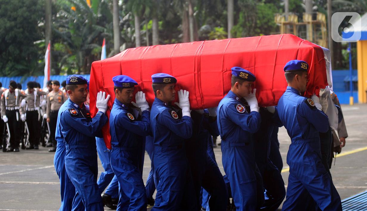 Jenazah korban jatuhnya helikopter NBO-105 milik Polri di perairan Manggar, Belitung Timur, Provinsi Kepulauan Bangka Belitung, tiba di Markas Polairud, Pondok Cabe, Tangerang Selatan, Rabu (30/11/2022). Jenazah Co Pilot Briptu M Lasminto dan Bripda Bripda M Chairul Anam rencananya akan dimakamkan di Serang dan Magetan. (merdeka.com/Arie Basuki)