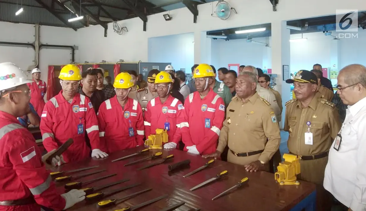 Gubernur Papua Barat Dominggus Mandacan, Kepala SKK Migas Amien Sunaryadi berbincang dengan siswa pelatihan angkatan pertama P2TIM-TB di Kampung Deimes, Bintuni Timur, Papua Barat (23/7). (Liputan6.com/Pool/Febri)