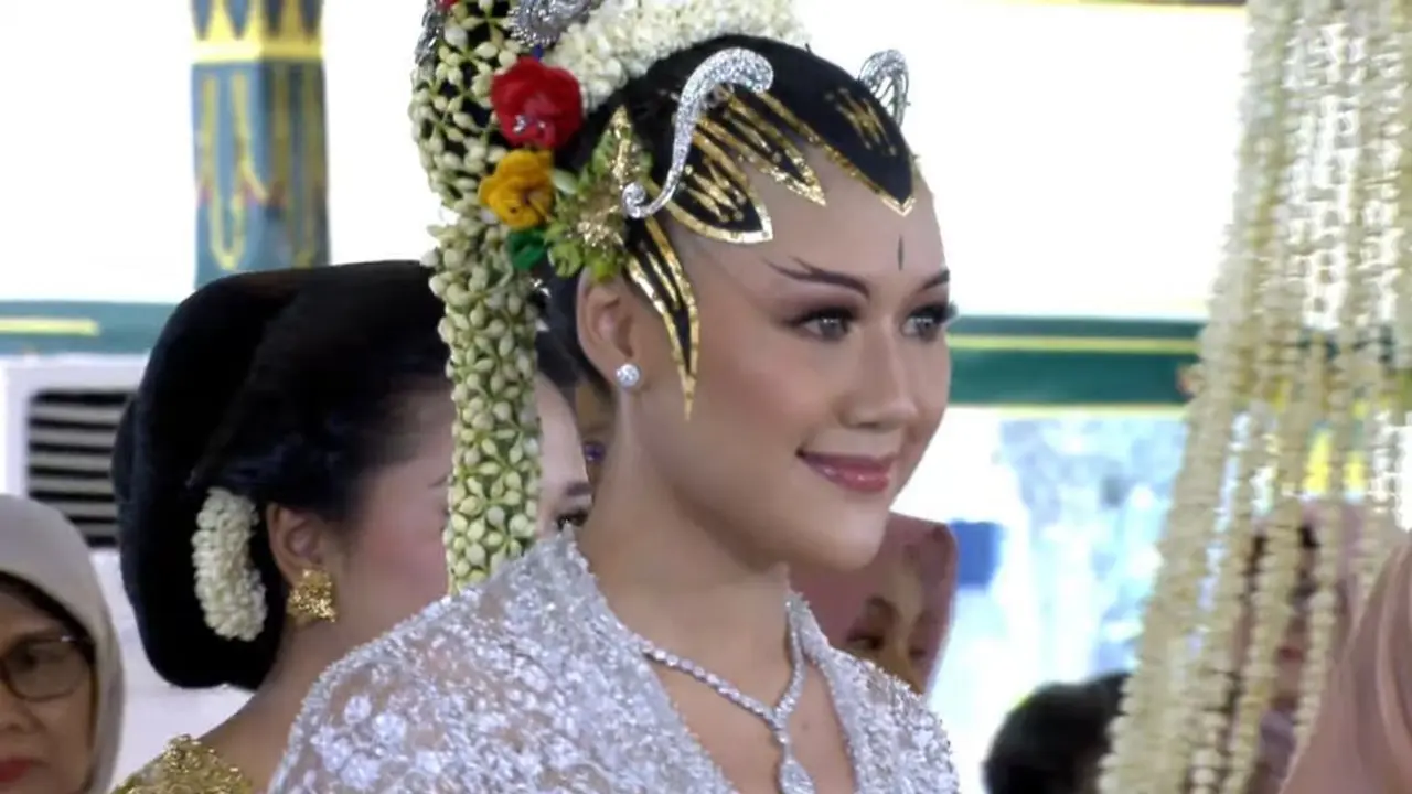 Erina Gudono didandani dengan riasan paes ageng Yogyakarta