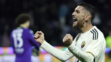 Pemain AS Roma, Lorenzo Pellegrini merayakan gol kedua timnya dalam pertandingan sepak bola Serie A Italia melawan Salernitana di Stadion Arechi, Salerno, Italia, Senin 29 Januari 2024 atau Selasa 30 Januari dini hari Waktu Indonesia Barat. (Alessandro Garofalo/LaPresse via AP)