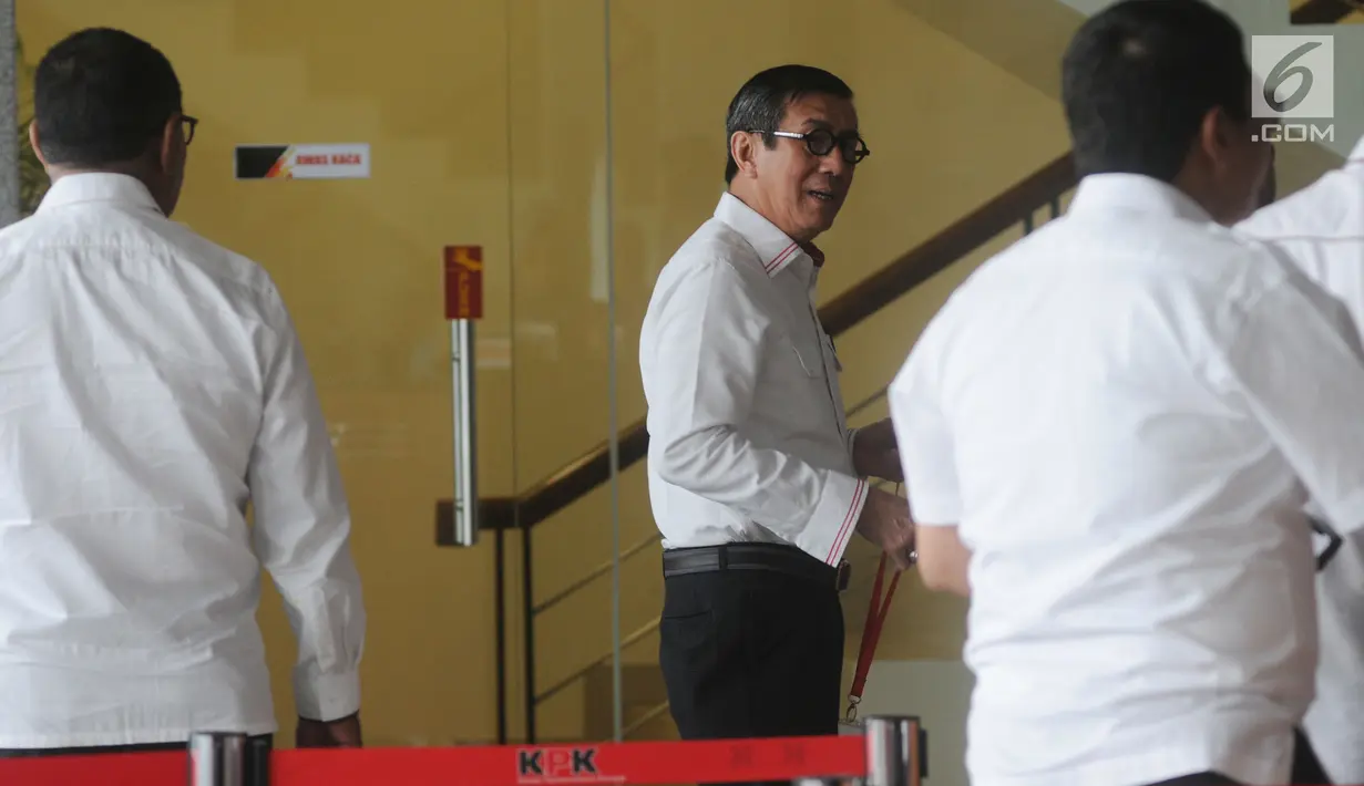 Menkumham Yasonna Hamonangan Laoly memenuhi panggilan penyidik di gedung KPK, Jakarta, Senin (2/7).  Yasonna diperiksa saat menjadi Anggota DPR sebagai saksi terkait kasus dugaan korupsi proyek KTP Elektronik. (Merdeka.com/Dwi Narwoko)
