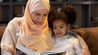 Ilustrasi ibu dan anak membaca buku. (dok Gabby K/pexels.com)