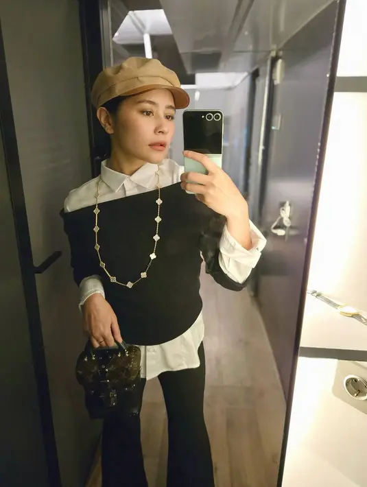 Jika dibandingkan dengan penampilan Andy Sachs yang diperankan oleh Anne Hathaway, Prilly berhasil meniru keseluruhan formula gaya ikonik tersebut dengan sangat baik. Mulai dari layering kemeja putih dan sweater hitam, hingga penggunaan topi newsboy dan statement necklace, semuanya terasa seperti ode yang manis untuk karakter yang menginspirasi jutaan pencinta mode. [@prillylatuconsina96].